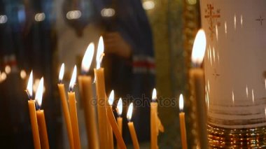 Görünümü simgesini İsa'nın yüzü mumlar yanan üzerinden Kilisesi. Yalamak kutsal alev mumlar yaktı. Birçok kilise mumlar yanan tapınağın Long-Range planı odak kutsal kişilerin resmi içinde kilise içinde değil