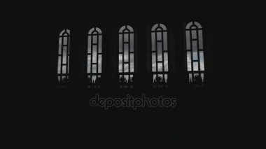 Güneş ışığı kilise vitray pencereler arasında geçer.