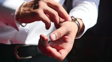 parlak kol düğmeleri ve saat izlerken..... .adam kullanıyor