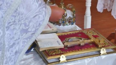 Düğün töreni için kilise öznitelikleri. Altın kron sunak üzerinde vardır. Rahip öznitelikleri. Kilisenin iç