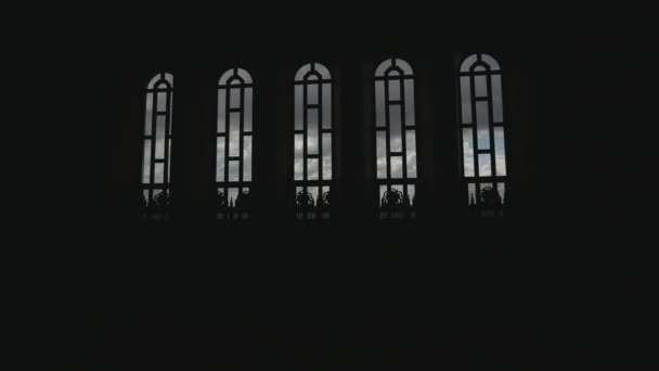 Zon licht doorlaten de glasramen van de kerk — Stockvideo