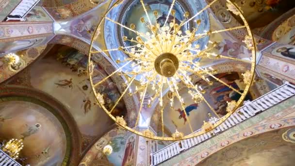 Grand lustre en bronze dans l'église chrétienne cathédrale, gros plan — Video