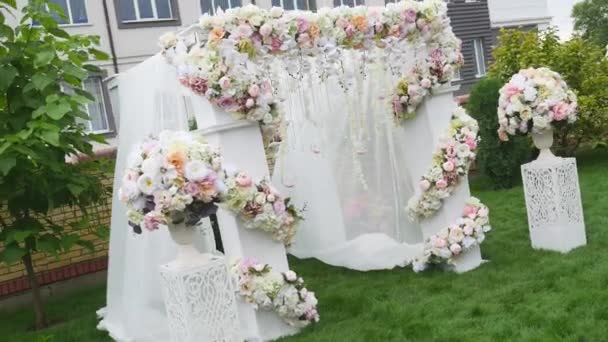 Flores para cerimônia de casamento, fundo do arco de casamento — Vídeo de Stock