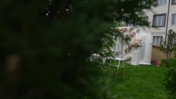 Σειρές των καρεκλών σε γαμήλια τελετή. Γάμος διακόσμηση λουλουδιών αψίδα. Αψίδα γάμου διακοσμημένη με λουλούδια. Εξωτερική — Αρχείο Βίντεο
