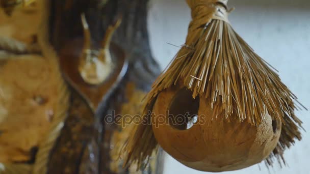 Interior de madera de un restaurante moderno — Vídeo de stock