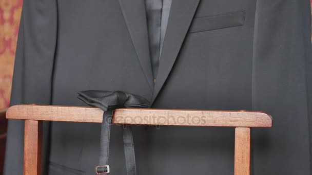 Снимок Долли, свадебная куртка висит на стене — стоковое видео