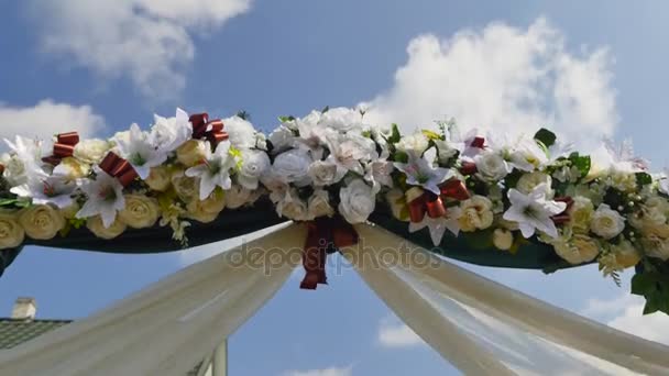 Düğün töreni, kemer arka plan düğün için çiçek — Stok video