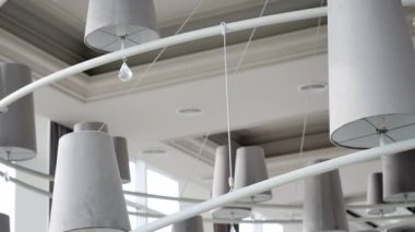 Restorandaki avize bir tatil düğününde, odanın ışığı restoranın güzel bir avize dekorasyonunun yanında sofistike bir avizenin üzerinde.