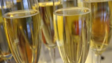 Alkol ve farklı içecekler ile gözlük, gözlük şarap ve şampanya vardır kırmızı şarap gözlük, kadehte şampanya büfesi masada açık büfe tablo alkol bir restoranda, yan görünümü ile