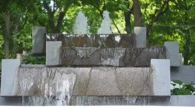 Yakın çekim yapay şelale Park, temiz su taş adımları çalışır