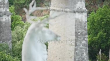 Geyik heykelinin park seçici odak