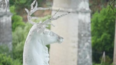 Geyik heykelinin park seçici odak