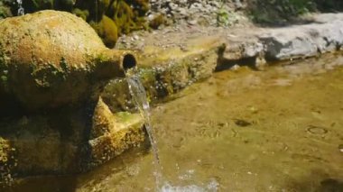 Yakın çekim yapay şelale Park, temiz su taş adımları çalışır