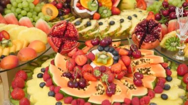 Düğün farklı taze meyve açık büfe tablo. Meyve ve çilek düğün masa dekorasyonu. Açık büfe Resepsiyon meyve şaraplar şampanya. Düğün masa dekorasyonu