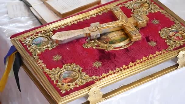 De kenmerken van de kerk voor de huwelijksceremonie. Gouden kronen worden op het altaar. Kenmerken van de priester. Interieur van de kerk — Stockvideo