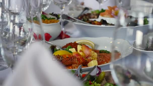 Mesa de casamento com comida — Vídeo de Stock