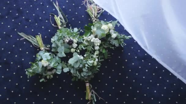 Brautstrauß von Blumen, schöner Brautstrauß auf dem Tisch, Bräutigam boutonniere, Hochzeitstag, Brautstrauß. Hochzeitsvorbereitungen — Stockvideo