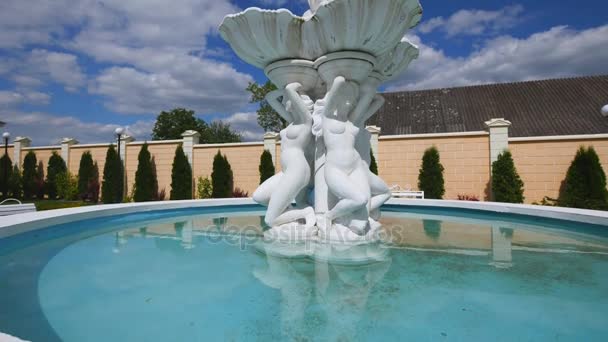 餐厅附近的花园喷泉 — 图库视频影像