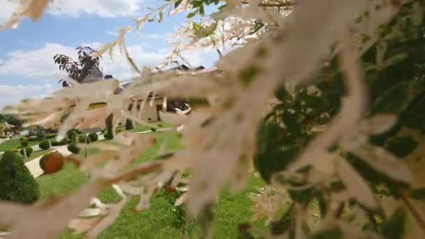 Decoração de corredor de casamento. Cadeiras de casamento brancas. Cerimônia de casamento ao ar livre. Casamento montado no jardim. Dia ensolarado — Vídeo de Stock