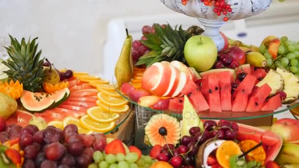 Frutos frescos diferentes na mesa de bufete de casamento. Frutas e bagas Decoração de mesa de casamento. Buffet de recepção vinhos de frutas champanhe. Decoração de mesa de casamento — Vídeo de Stock