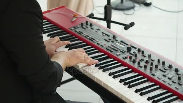 Mano de hombre tocando piano. Cierra el piano musical. Los dedos masculinos tocan piano. Instrumento de teclado durante el juego. Tocando instrumentos musicales. Hombre tocando música en un concierto — Vídeos de Stock