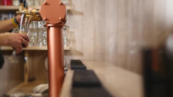 Close-up of bartenders hands pouring beer — Stock Video