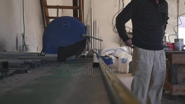 Trabajador manual montando puertas y ventanas de PVC. Fábrica de ventanas y puertas de PVC. Trabajadores en taller. Producción de ventanas de plástico — Vídeos de Stock