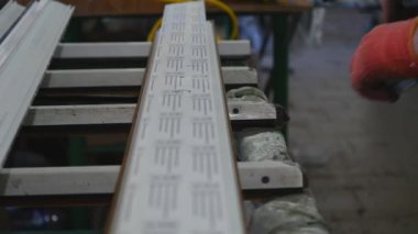 Modern atölye üretim plastik ve metal pencereler ve kapılar profesyonel özel ekipman ile için. Plastik pencere hattı üretimi. Plastik pencere çerçeveleri üretim hattı hareket.
