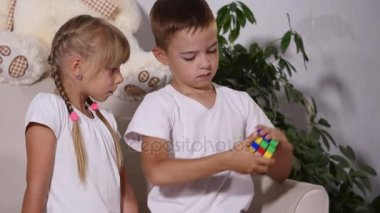 Kız Görünüşe göre bir çocuk rubics küp toplar