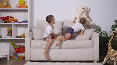 Çünkü onunla okie-Tamam üzerinde oynamak istemediği kız çocuğa suç alır