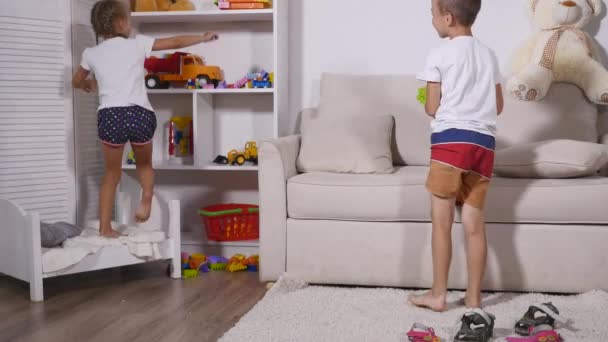 Niños juegan con juguetes en la habitación — Vídeos de Stock