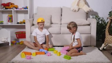 Erkek ve kız renkli lego parçaları oynuyor