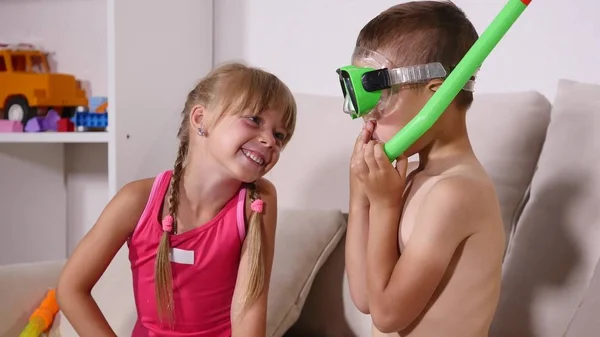 Garçon met un masque et un tube pour la natation, et une fille cherche — Photo