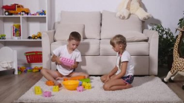 Erkek ve kız renkli lego parçaları oynuyor