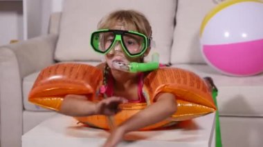 Kız masada Yüzme taklit ediyor.