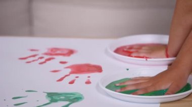 bir kız onun el izleri kağıdın üzerinde bırakır.