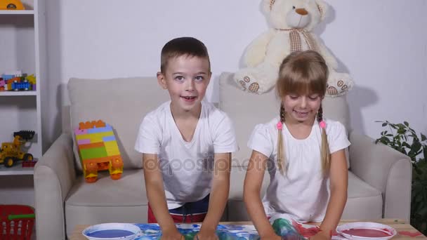 Menina e menino mostrar as mãos em tinta — Vídeo de Stock