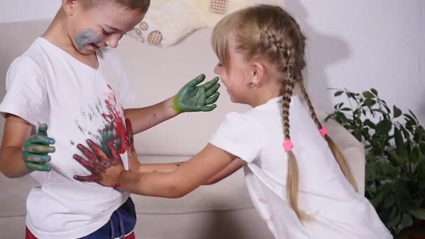 Het meisje liet een afdruk van haar hand op de jongens T-shirt, slow-motion — Stockvideo