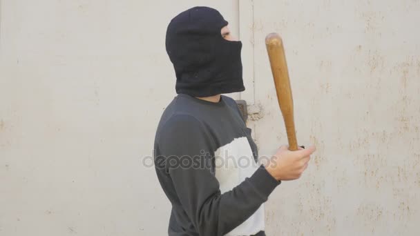 Agresivní maskovaný muž s baseballovou pálkou — Stock video