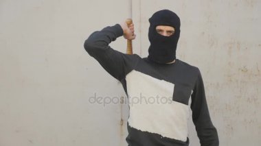 Bir beysbol sopası ile saldırgan maskeli adam