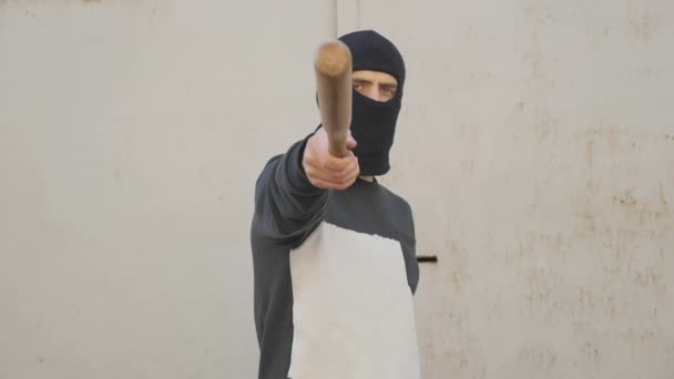 Bir beysbol sopası ile saldırgan maskeli adam — Stok video