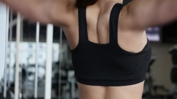 Mujer joven haciendo los ejercicios en el gimnasio — Vídeo de stock