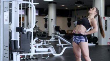 genç kadının spor salonunda egzersiz yapması
