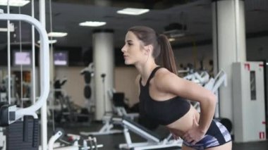 genç kadının spor salonunda egzersiz yapması