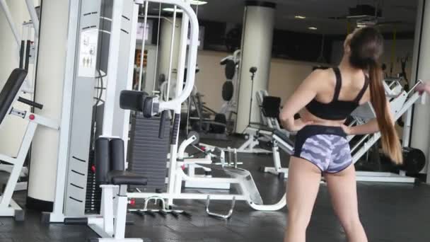 Молода жінка робить вправи в спортзалі — стокове відео