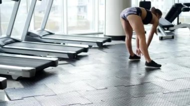 genç kadının spor salonunda egzersiz yapması