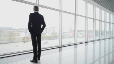 Gel dostum ve tam yükseklikte ayakta, Havaalanı terminal pencereden dışarı gaze