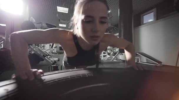 Μελαχρινή γυναίκα στο γυμναστήριο ανεβάζω push-up προπόνηση άσκηση — Αρχείο Βίντεο