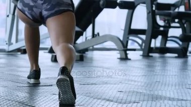 genç kadının spor salonunda egzersiz yapması