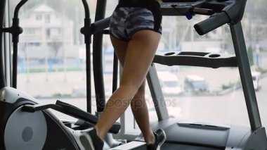 Koşu bandı üzerinde çalışan kadın. ağır çekim